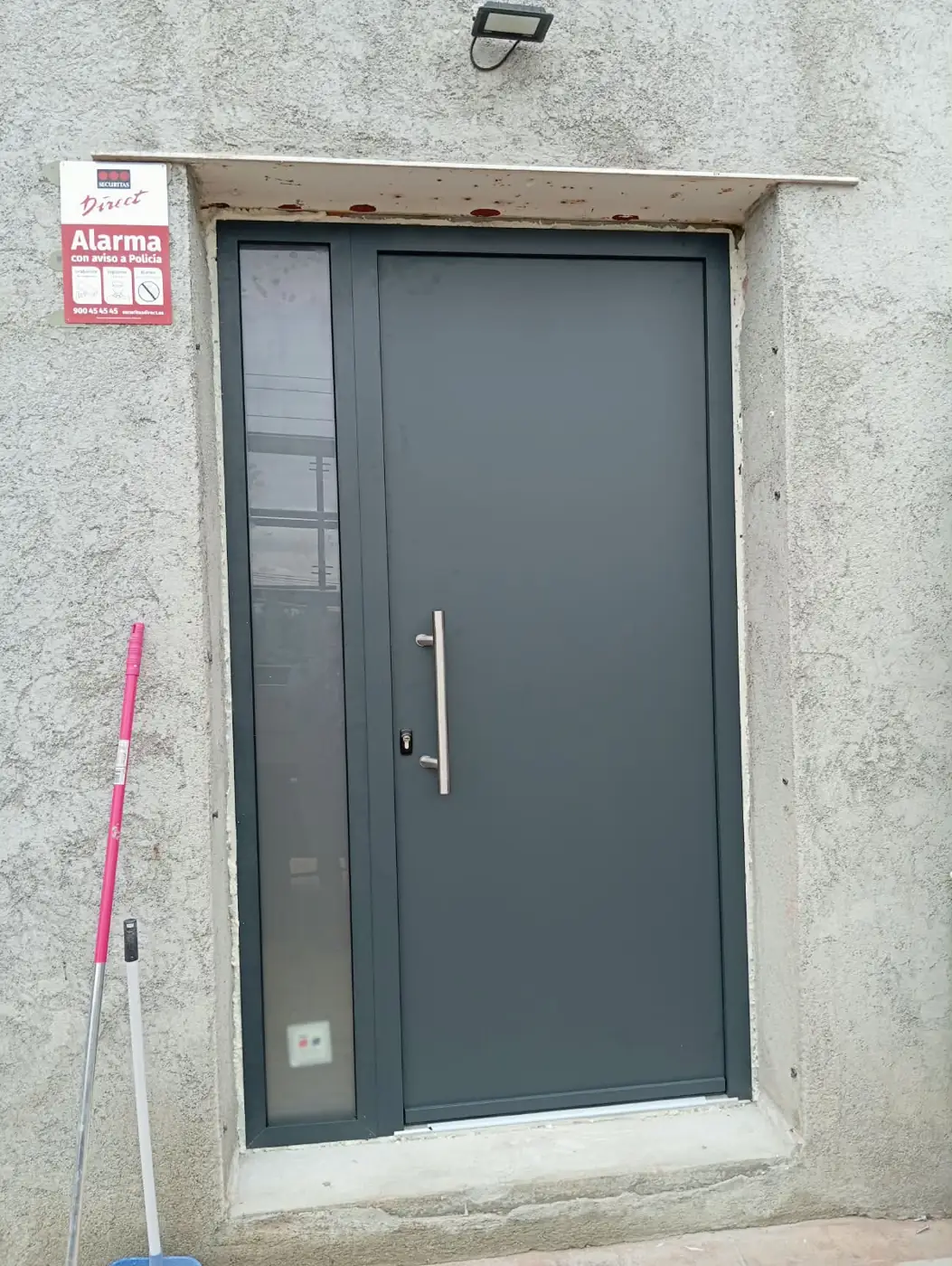 Puerta de entrada antracita con vidrio lateral mate