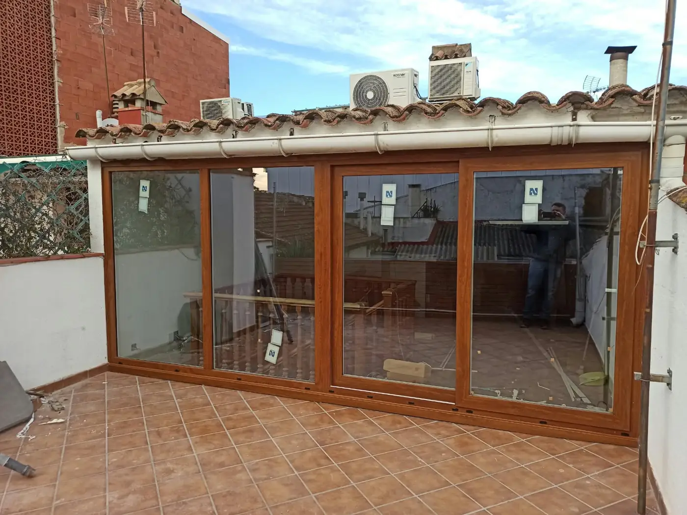 Cerramiento de PVC con acabado exterior imitación madera instalado por Alban